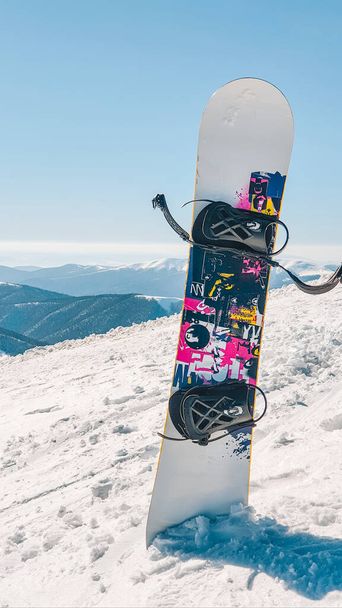 snowboard ραβδί στο χιόνι βουνά για φόντο αντίγραφο χώρο - Φωτογραφία, εικόνα