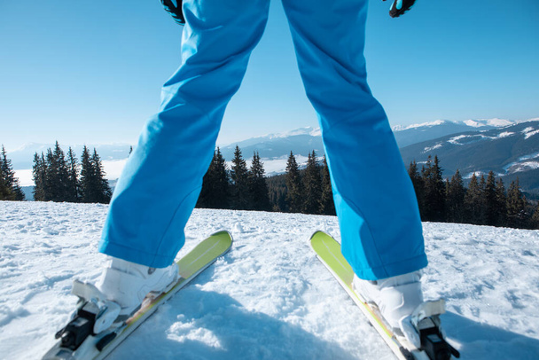 женщина лыжник портрет с лыжами на вершине горы зимние каникулы - Фото, изображение