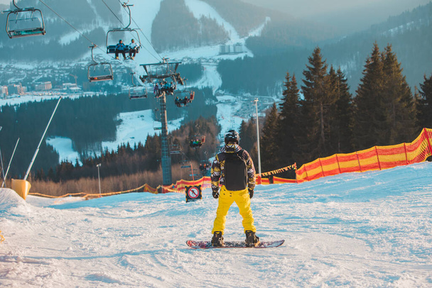homme snowboarder au sommet de la pente. belles montagnes d'hiver. vacances d'hiver. espace de copie. sport extrême - Photo, image