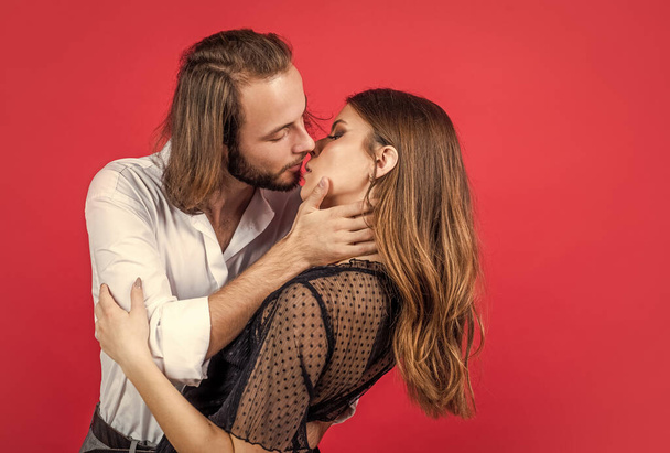 be my valentine. romantic relations of man and woman. love in action. romance and desire. hairdresser hair salon. male barbershop beauty. family values and relationship. kissing couple in love - Фото, изображение