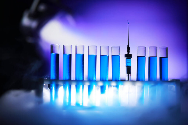 Test tube of glass overflows new liquid solution potassium blue conducts an analysis reaction takes various versions reagents using chemical pharmaceutics cancer manufacturing  - Foto, Bild