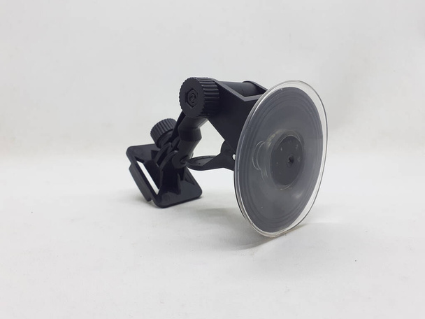Uma pequena câmera de ação preta e cinza com seus acessórios em fundo de isolamento branco - Foto, Imagem