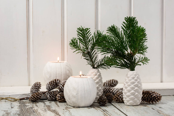 Vert rustique style scandinave blanc Noël nature morte à travers panneau en bois blanc, parfait pour une carte de vœux ou un cadeau de retour et tout autre projet de vacances - Photo, image