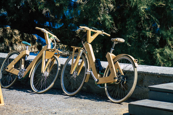 Santorini, Perissa, Grécia - 10 de outubro de 2021 Bicicletas acessíveis para alugar por curtos períodos de tempo, geralmente por algumas horas, estacionadas em frente à praia na cidade de Perissa - Foto, Imagem