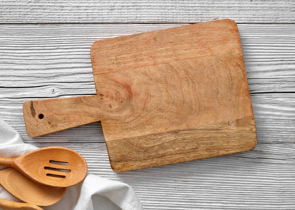 Empty cutting board on a wooden table - Foto, Imagen
