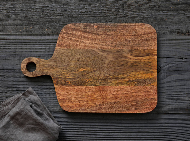 Tabla de cortar vacía en una mesa de madera
 - Foto, Imagen
