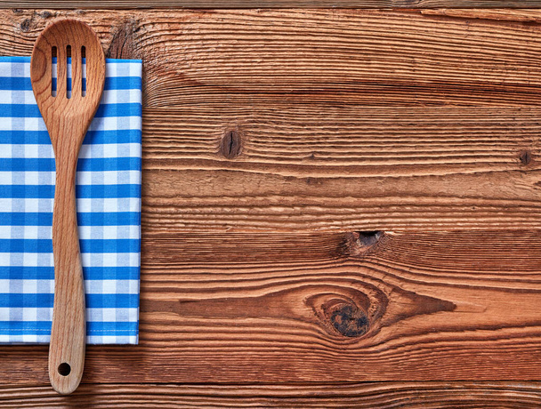 Przybory kuchenne i ręcznik na drewnianym stole - Zdjęcie, obraz