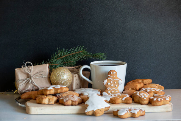 Zencefilli bisküvilerden gelen zencefilli çörekler siyah arka planda şeker kreması süslemesi, asgari mevsimlik kış bayramı afişi. - Fotoğraf, Görsel