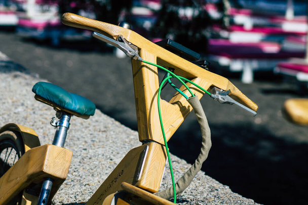 Santorini, Perissa, Grecja - 10 października 2021 Dostępny rower do wynajęcia na krótki okres czasu, zwykle na kilka godzin, zaparkowany przy plaży w miejscowości Perissa - Zdjęcie, obraz