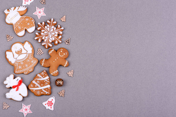 Χριστουγεννιάτικο εορταστικό gingerbread τζίντζερ γίνεται στο σπίτι σε φόντο χρώμα. Προετοιμασία για το Νέο Έτος και τα Χριστούγεννα - Φωτογραφία, εικόνα