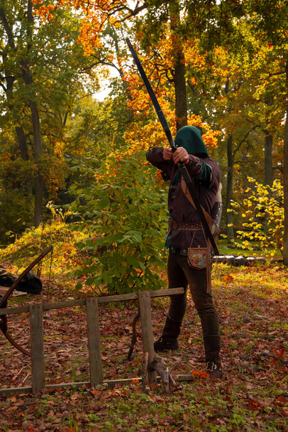 archer homme portrait en forêt automne couleurs environnement nature verticale photographie - Photo, image