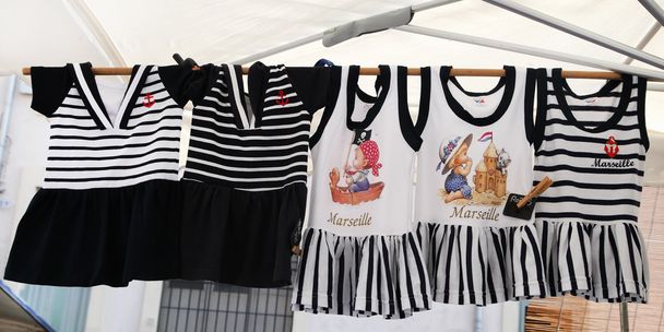 Μασσαλία, Γαλλία - περίπου Ιουλίου 2014: τα κορίτσια του φορέματα στο το stree - Φωτογραφία, εικόνα