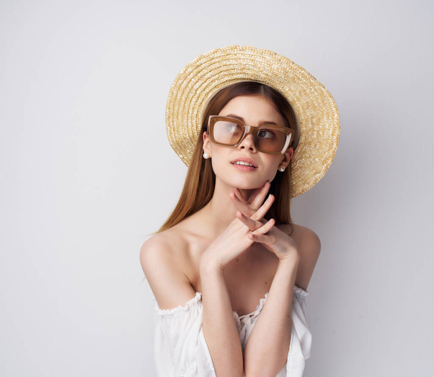 vrolijk vrouw sieraden mode zonnebril decoraties - Foto, afbeelding