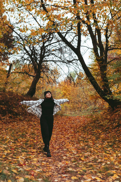 szczęśliwy kobieta jesień miasto park miasto na tle kopiuj przestrzeń - Zdjęcie, obraz