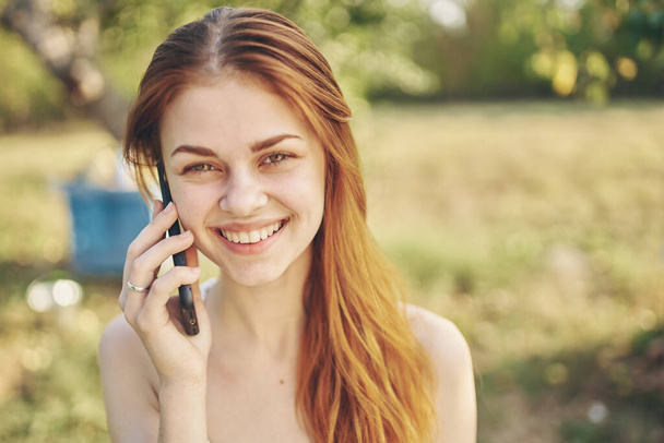 Nainen puhelimen kanssa käsissä ulkona viestintätekniikka - Valokuva, kuva