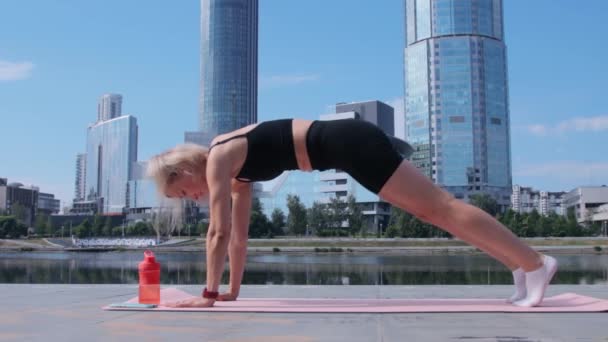 Woman working out in city - Footage, Video