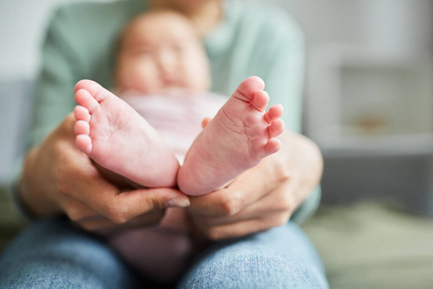 Mother holding baby feet - Foto, afbeelding