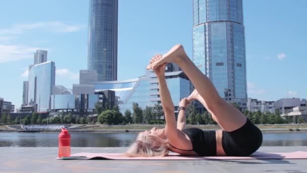 Mujer haciendo ejercicio en la ciudad
 - Metraje, vídeo