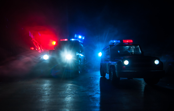 Policejní auta v noci. Policejní auto honí v noci auto s mlhou. 911 Pohotovostní reakce Policejní auto uhánějící na místo činu. Selektivní zaměření - Fotografie, Obrázek