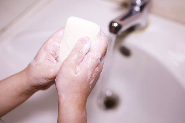 Правила гигиены. Мытье рук перед едой. Антибактериальное лечение рук с мылом. Способ предотвращения вирусной инфекции. Защита коронавируса. - Фото, изображение
