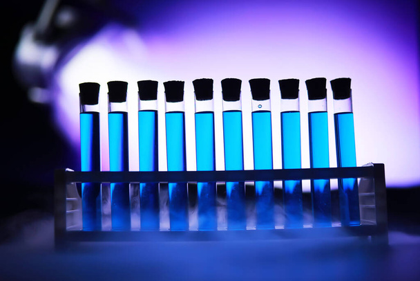 Тестова трубка зі скла переповнена новим рідким розчином калійно-синій проводить аналіз реакції приймає різні версії реагентів з використанням хімічних фармацевтичних препаратів виробництва раку
  - Фото, зображення