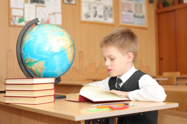 Junge liest Buch im Klassenzimmer - Foto, Bild