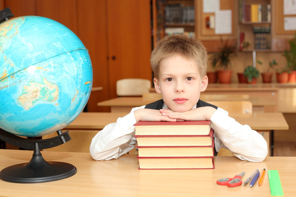 Boy reading book in the classroom - Zdjęcie, obraz