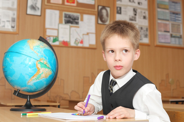 Little boy in a classroom - Foto, afbeelding