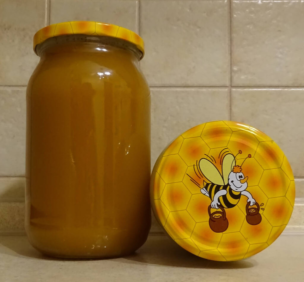 natürlicher süßer Honig im Glas  - Foto, Bild