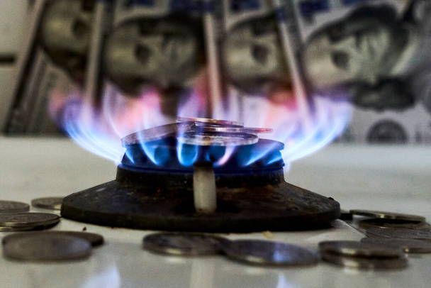 Quemador de estufa de gas y dinero - Foto, imagen