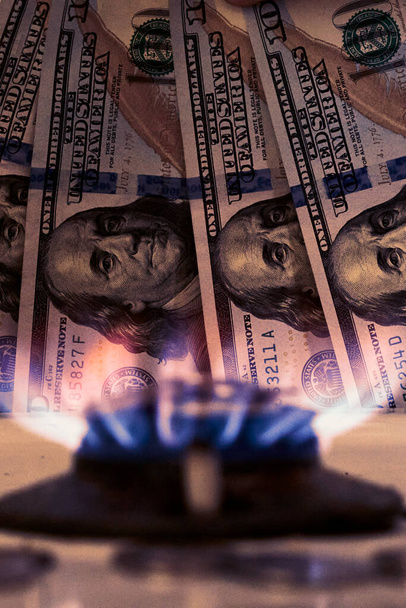 Bruciando fornello a gas e denaro - Foto, immagini
