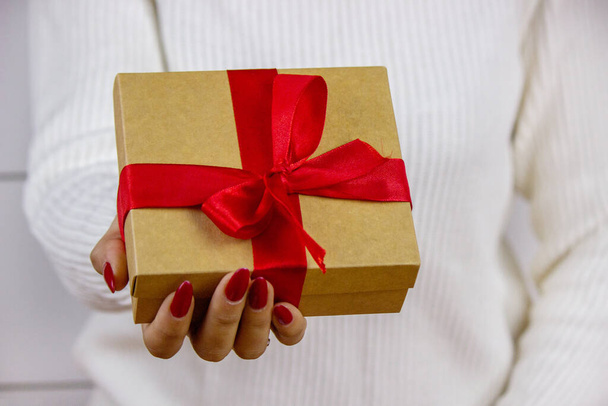 Женщина с подарочной коробкой. Хороший новогодний настрой. Селективный фокус - Фото, изображение