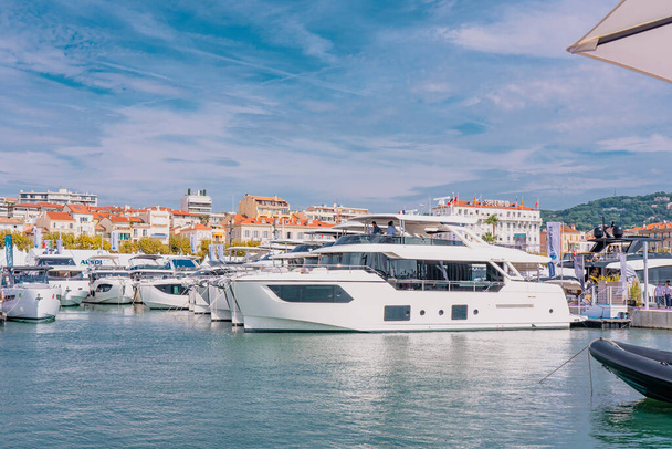 Cannes, Frankreich - 10.09.2021: Jährliches Yachtfestival an der französischen Riviera. Die größte Luxusjacht, neue Technologien in der Welt der Yachten. Teilnehmer kommen aus aller Welt zur Yachtmesse.  - Foto, Bild