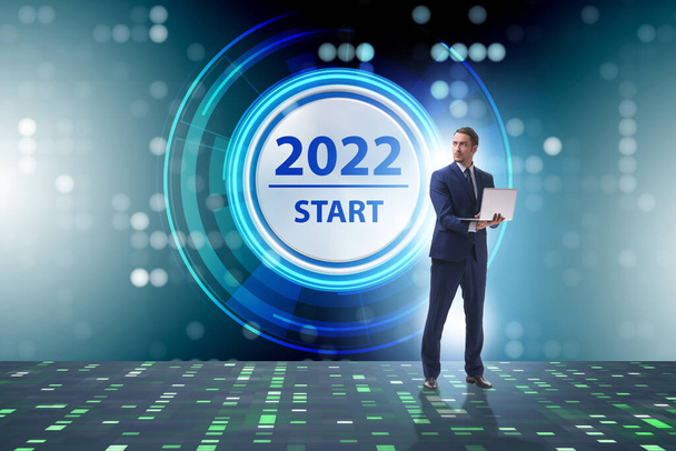 Empresario presionando botón virtual del año 2022 - Foto, Imagen