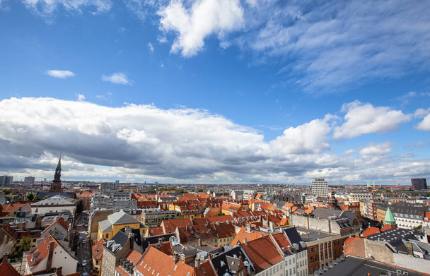 Cityscape široký pohled na vrchol kulaté věže v centru Kodaně, Dánsko. - Fotografie, Obrázek