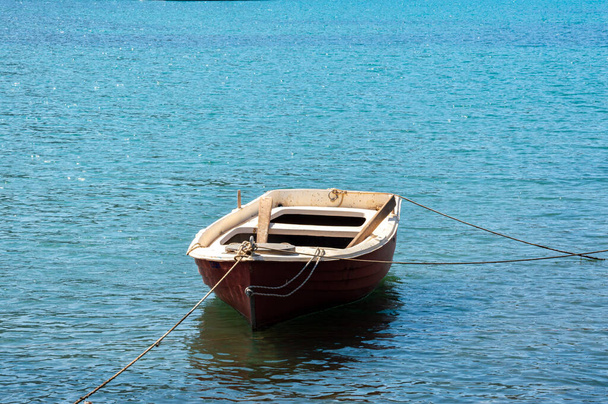 Маленький червоний човен у Греції. - Фото, зображення