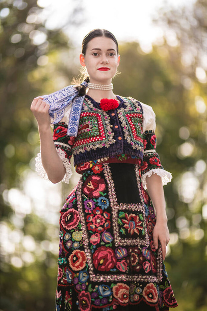 Молода красива словачка в традиційному одязі. Словацький фольклор - Фото, зображення