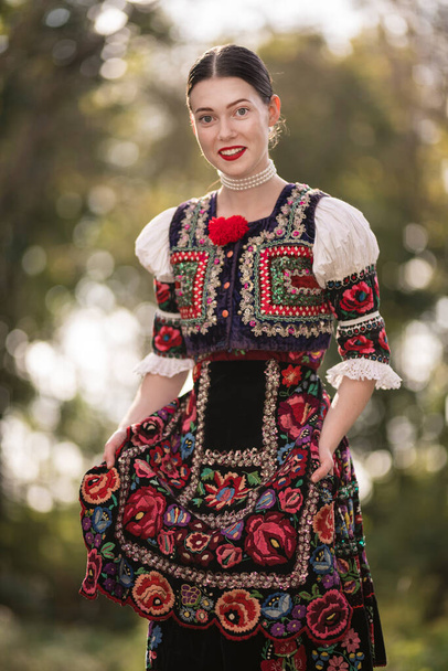 Jonge mooie slovak vrouw in traditionele jurk. Slowaakse folklore - Foto, afbeelding