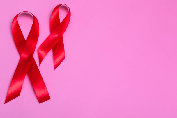 Vue de dessus sur fond rose avec ruban rouge 1er décembre Journée internationale du sida close-up. - Photo, image