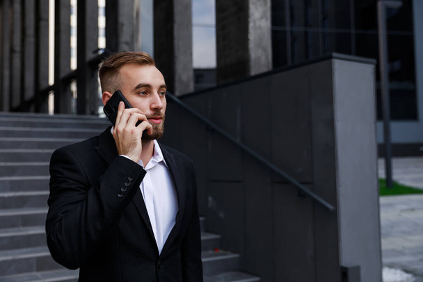 Business man talking on a mobile phone. - Foto, Imagem