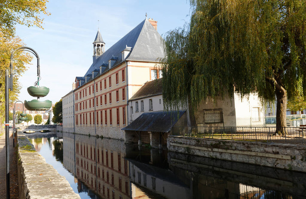 Malownicze widoki na malownicze domy nad kanałem w średniowiecznym mieście Nemours. Region paryski. Francja. - Zdjęcie, obraz
