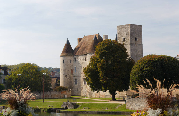 Veduta del castello medievale Nemours in Francia Il castello fu costruito intorno al 1060 da Guglielmo il Conquistatore, che conquistò con successo l'Inghilterra nel 1066. - Foto, immagini