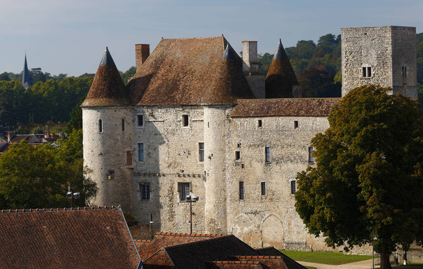 フランスのネムール中世の城の眺め城は、 1066年にイングランドを征服したウィリアム・ザ・コンカラーによって1060年頃に建てられました。. - 写真・画像