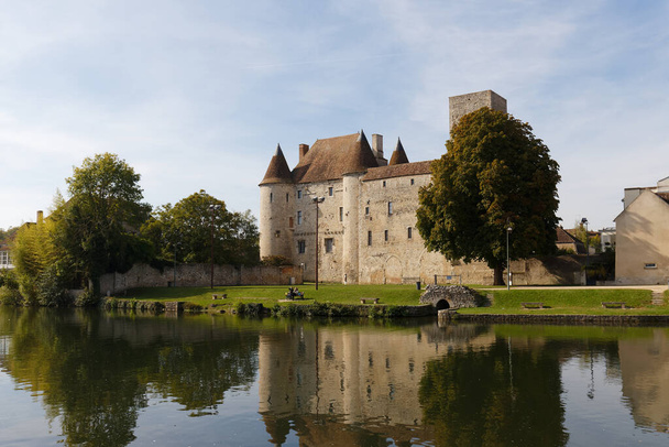 Vista del castillo medieval de Nemours en Francia. El castillo fue construido alrededor de 1060 por Guillermo el Conquistador, que conquistó Inglaterra con éxito en 1066. - Foto, imagen