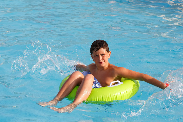 strój kąpielowy chłopców pływających w basenie pływak  - Zdjęcie, obraz