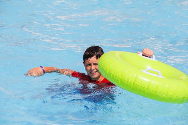 Pojat uimapuku kelluva uima-allas float
  - Valokuva, kuva