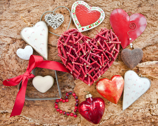 Various hearts on wooden bark - Valokuva, kuva