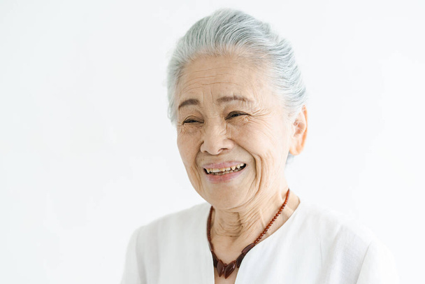 Ázsiai ősz hajú nő portréja - Fotó, kép