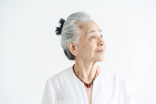 Retrato de mujer anciana asiática de pelo blanco - Foto, Imagen