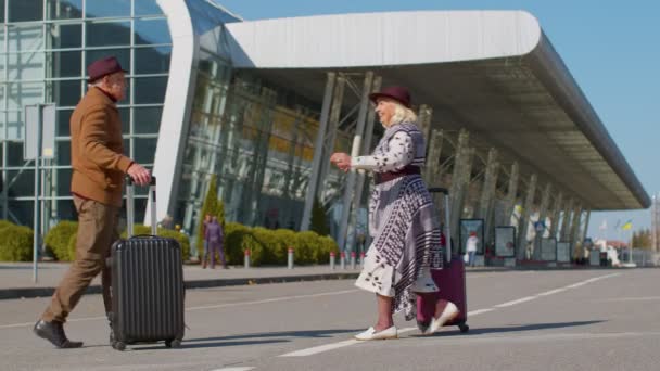 Starší starý manžel manželka důchodci turisté setkání v terminálu letiště po dlouhém odloučení - Záběry, video